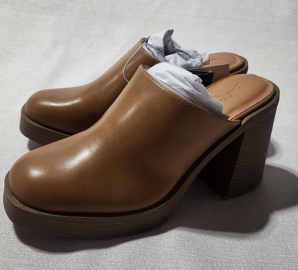 universal thread Women's clogs-size 7.5